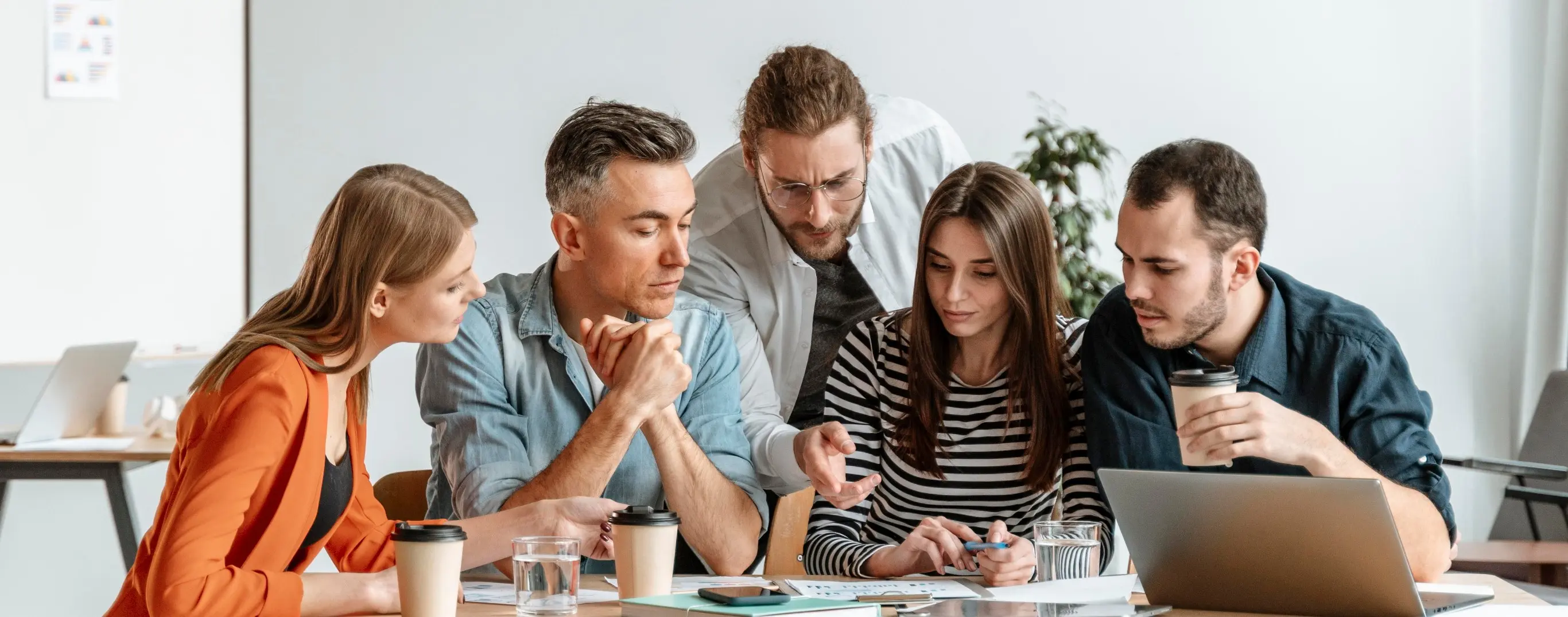 Equipe reunida discutindo estratégias